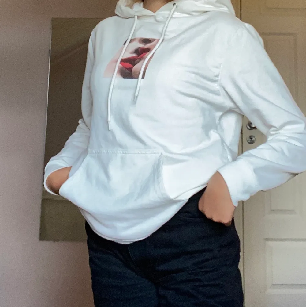 Fin vit hoodie i stl XS passar mig som har S. I fint skick trots använd. Säljer pga ej min stil längre.. Tröjor & Koftor.