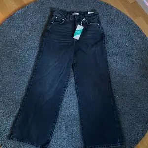 Säljer dessa helt nya wide leg jeans från Gina!! Strorlek 36. Säljer för 300 kr + 63 kr frakt :)