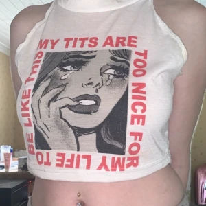 Vit topp xs - Skitcool vit topp med text och tryck! Säljs då den inte kommer till användning längre ✨ Frakt:22kr men kan diskuteras