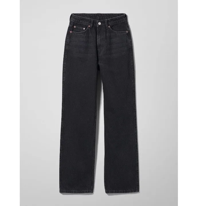 Svarta/gråa jeans ifrån weekday, modellen heter ”rowe”. Nyskick. Dom är slutsålda överallt. Dom är raka i modellen. Storlek 26/32. Buda i kommentarerna. HÖGSTA BUD: 320kr🦋💞 frakt ingår INTE! Det tillkommer på 63kr😊. Jeans & Byxor.