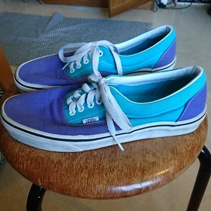Vans - Ovanlig Vans-modell i turkos och lila, sjukt snygga men tyvärr för stora för mig (jag har 38). Lite lagom använda men hela och fina! 
