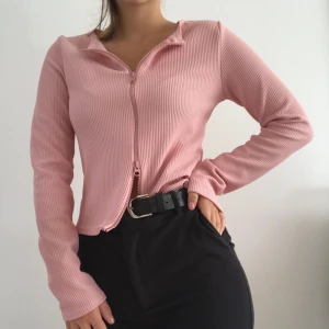 Baby Rosa Double Zip Kofta - 🌍Frakt ingår i priset!🌏 Jätte söt ribbad kofta i babyrosa från PLT. Aldrig använd och lappen finns kvar. Säljer på grund av inte min stil. Färgen är mest trogen första bilden. 