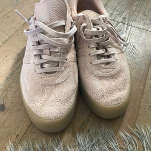 Adidas sneakers i gaselle modell. Beige/rosa i färgen och mocka i materialet. Oanvända. Dem är i storlek 40,05 men det är små i storlek så det sitter som en 40.