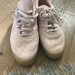 Adidas sneakers - Adidas sneakers i gaselle modell. Beige/rosa i färgen och mocka i materialet. Oanvända. Dem är i storlek 40,05 men det är små i storlek så det sitter som en 40.