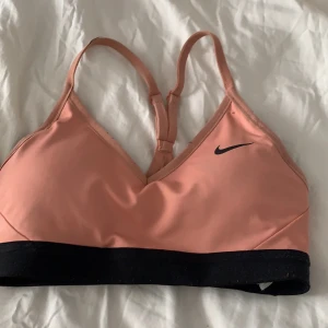 Nike topp - Använd en hel del, dock inget fel på den, köptes för 299 om jag minns rätt säljer den för 70+frakt💓💓