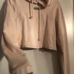 Adidas hoodie 34 - Oanvänd hoodie från Adidad, croppad