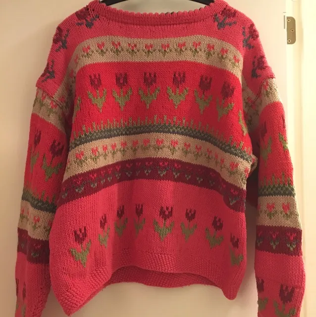 this is a handmade sweater in maybe 80's, I bought it in a vintage store.
The material is shown in one of the pictures
The garment is in wonderful condition!
It's very suitable for wearing oversized outfit;). Tröjor & Koftor.