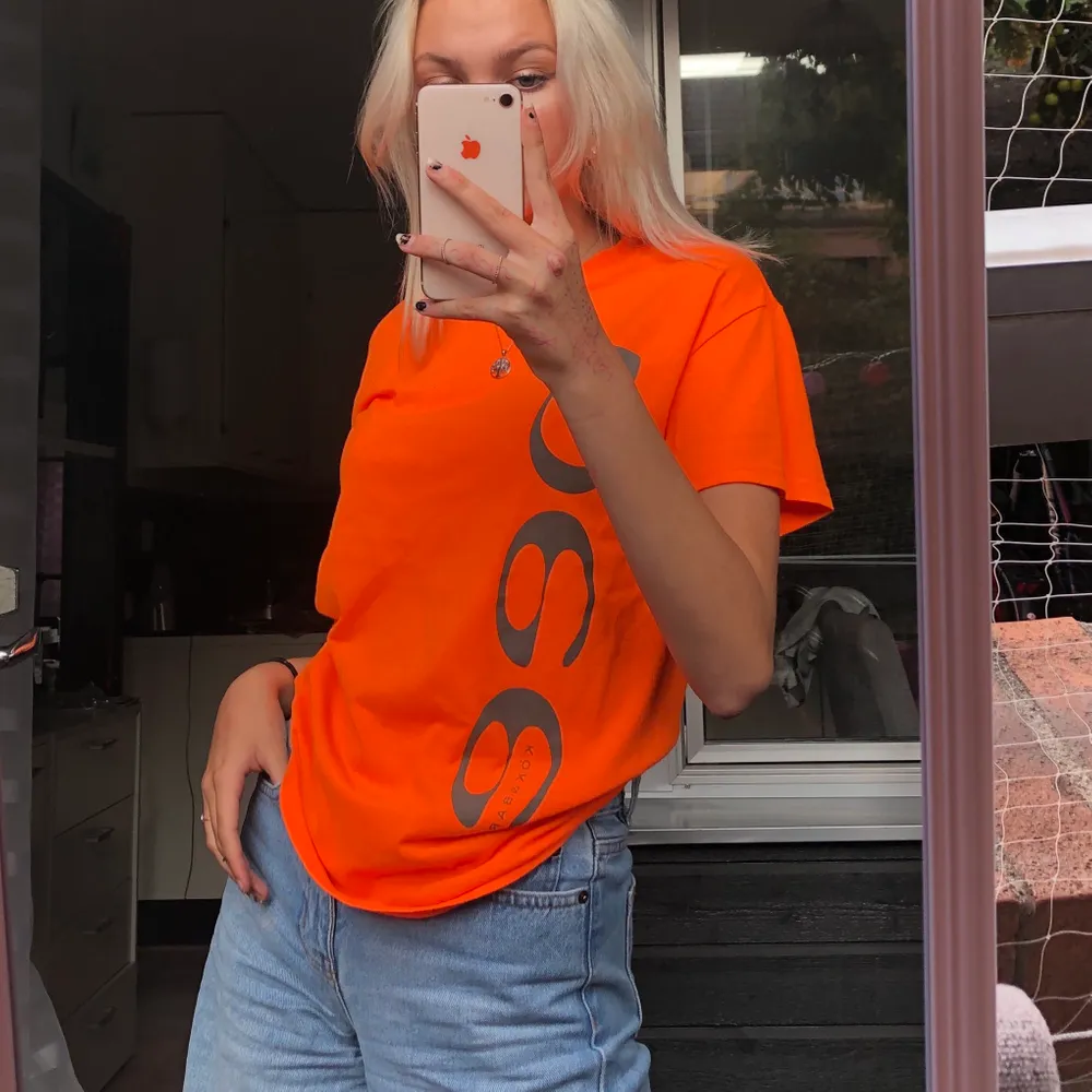 En jättefin over sized t-shirt! Har en riktigt skrikig orange färg! En pride tröja ifrån bee baar❤️ Älskar dessa tröjor, hur fina som helst! Har dock rätt många :). T-shirts.