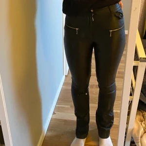 Skinnbyxor  - Skinnbyxor från afj x nakd i storlek 36. Säljs för 400kr utan frakt
