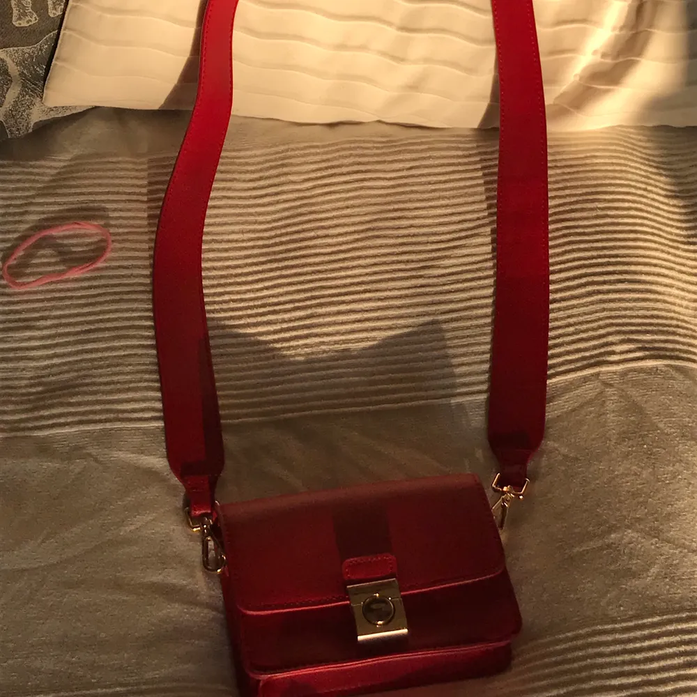 Jättesöt röd väska! Passar till mycket och fint nu till hösten. Väskan har avtagbara band om man vill byta band:) Jag står inte för postens slarv ❤️🥰. Accessoarer.