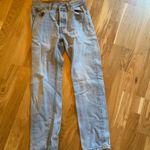 Ljusblå jeans  - Fina ljusblå jeans från Levis 501 i storlek w25 L28. Säljs för 500 kr undan frakt