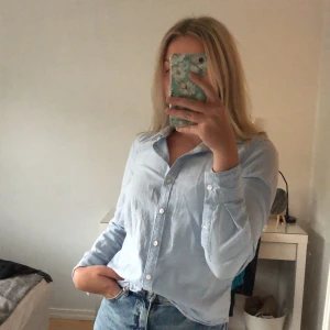 Skjorta strl 34 - Säljer denna skjorta från Gina Tricot, frakt ingår i priser