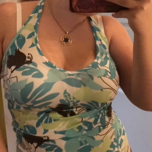 As snyggt linne med knytning i nacken - Jätte fint linne som man knyter i nacken med fjärilar på. Köpt på humana för en månad sen typ,storleken är l men skulle säga att den är mer som en s-m,💕💕Man kan även ha den som på andra bilden då man bara knyter den i ryggen ist för nacken