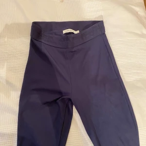 CW tights - Djupblå tights från Carin Wester med loggan längst midian. Super sköna och i bra skick! Dock större i storleken så passar bättre en M/L.