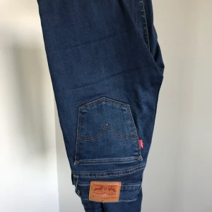 Levis jeans S24 - Supersnygga Levis jeans i en tajt och stretchig modell. Budgivning i kommentarerna!❣️ Köparen står för frakten