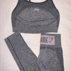 Gymshark - Gymshark top i strl M och Gymshark tights i storlek S. Använda ett fåtal gånger. I fint skick. OBS plaggen säljs endast tillsammans. Köparen står för frakten 🌟