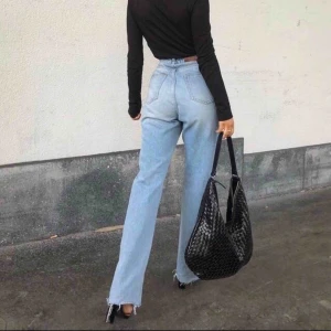  - Säljer mina superfina raka jeans från nakd, köpte här på Plick men var lite förstora så de kommer inte till användning🥰 köparen betalar för frakt🥰