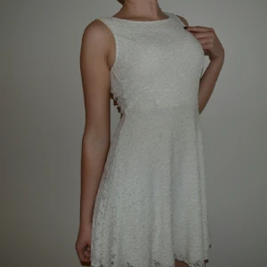  - Vit spetsklänning med vacker v-ringning i ryggen, 
bystpartiet har vaddering så ingen bh behövs, 
nyskick