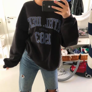 Sweatshirt från Gina  - Skit snygg mörkblå sweatshirt  från ginatricot med ett ljusblått tryck på! Storlek L men passar allt från xs-L beror på hur man vill att den ska sitta, (själv har jag xs/s i mina kläder! Aldrig använda utan bara testad!💜💜💕💕 Köparen står för frakt och den är INTE INRÄKNAD! buda i kommentarerna  - 100kr starbud! HÖGSTA BUDET JUST NU ÄR 430! BUDGIVNING SLUT SÖNDAG 13/9 KLOCKAN 14:00