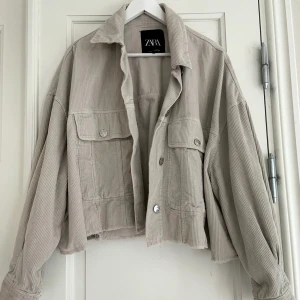 Zara jacka - Säljer min fina Manchesterjacka ifrån zara då den tyvär aldrig använts. Har knappt använt den och köparen står för frakt💕 Den är i storlek xs men är oversized så passar en m också