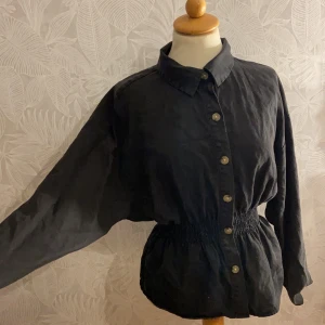 Skjorta - Snygg skjorta med midja, frakt tillkommer 