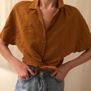 Knytblus  - Snygg knytblus från Pull&bear i storlek M. Linné tyg och super fin på sommaren! Fraktkostnad tillkommer eller hämtas upp på Södermalm!🥰