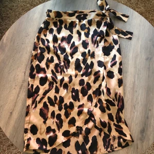 Kjol - Leopardkjol som man knyter i midjan så man kan välja hur tight den sitter. Buda🧚🏽‍♀️🦋