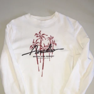SWEATSHIRT - Säljer denna fräscha sweatshirt💘 Nästan helt oanvänd, den är i S och lite oversized i modellen. Säljer den den för 75 kr + frakt