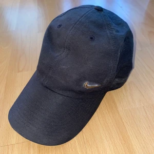 Nike keps  - Svart Nike keps nypris 179kr (Fraktar endast) (filmar alltid innan betalning)