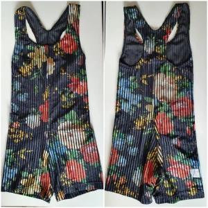 Vintage byxdress i sammet - Vintage byxdress i sammet. Storlek S men är liten i storleken och mer som ca XS, stretchig. Fraktkostnad blir 45kr.