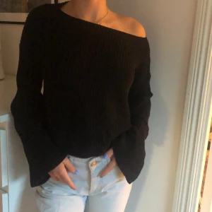Fin stickad svart tröja🖤 - Svart offshoulder stickad tröja från NAKD. Storlek XS men passar även S. Använd ca 3 gånger. Perfekt som en hösttröja eller på en kallare sommarkväll💘