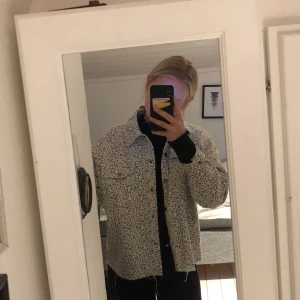 Zara jacka  - Jätte snygg jackskjorta från zara, säljer då den inte kommer till användning längre 
