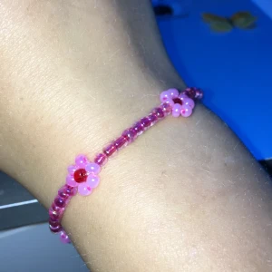 söta armband 🌸🌼 - elastiska armband med blommor ❤️ 40kr inklusive frakt (pris kan sänkas vid intresse). finns bara två kvar