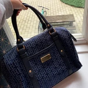Tommy hilfiger väska - As cool väska från Tommy hilfiger som är köpt för flera år sedan i New york! Knappt använd❤️❤️❤️