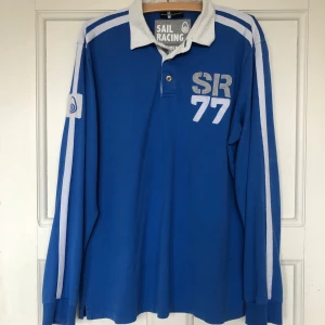 Sailracing långärmad tröja  - Riktigt snygg långärmad tröja från Sail Racing. Oversized men sitter bra. Mycket bra skick!! Bud i kommentarsfältet. Köparen står för frakten. 