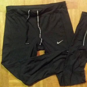  - NIKE Dri-Fit running leggings. Stl s.  80kr. Frakt:36kr.