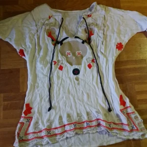  - Blus med skelett-broderier i mexikansk stil. Stl S. 40kr.