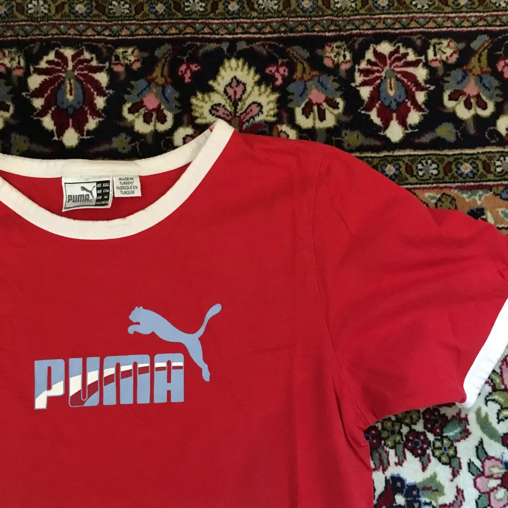 Röd t-shirt köpt från Humana! Frakt ingår i priset om vi inte kan mötas upp i Lund⭐️. T-shirts.