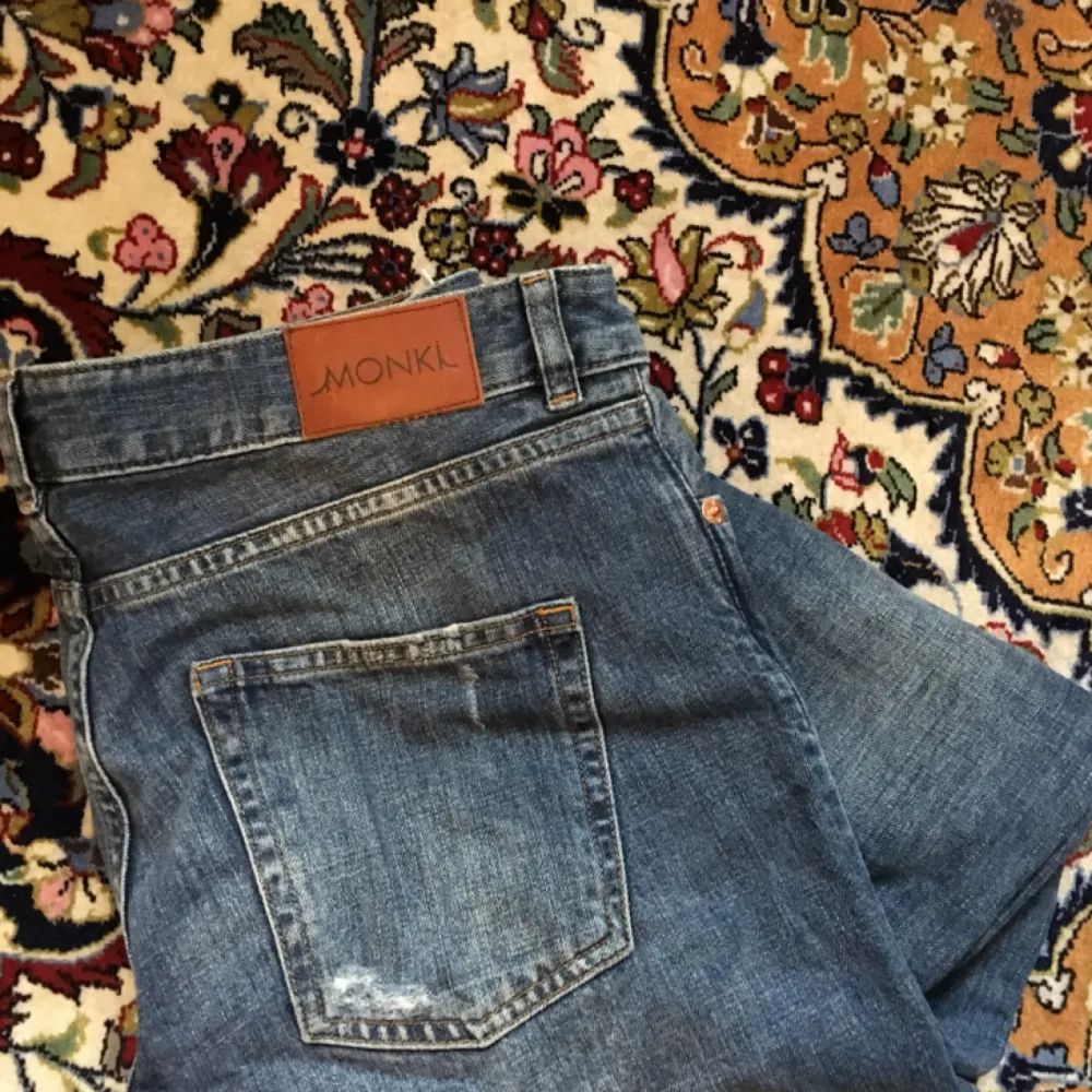 Jeans från Monki i modellen Ikmo. Slitningar på framsidan. Använda ett fåtal gånger. Frakten ingår i priset om vi inte kan mötas upp i Lund ⭐️. Jeans & Byxor.