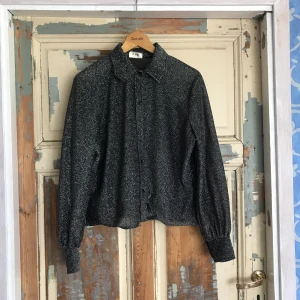  - Vintage svart glitterskjorta/blus. Det står stl 46 i den men jag som är ca 38 har tyckt att den passar även mig löst sittandes :) Swish eller kontant. Kan antingen mötas upp i stockholm eller rosersberg/märsta, eller frakta. Köparen står för frakten. 
