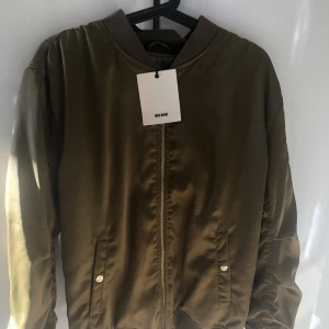  - Jättefin olivgrön tröja från bikbok, aldrig använd! Står att storleken är S men är mer som M. Kan fraktas men köparen står för frakten 