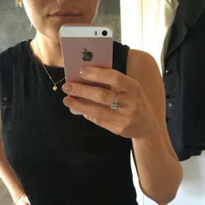  - Linne spets lite genomskinligt från LEE. Postas med blå påsen som tillägg på priset eller möts upp i Stockholm. 