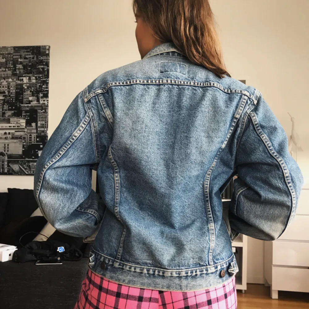 SKITSNYGG jeansjacka från Levis!!! Har tänkt klippa av den så den blir croppad men överlåter det beslutet till köparen😊 sitter oversized på mig som har strl S/M!. Jackor.