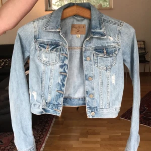  - Hyfsat tight ljusblå jeansjacka, bra skick. Säljer pga att den är för liten. Betalning sker genom swish eller kontant. Köparen står för frakten. 