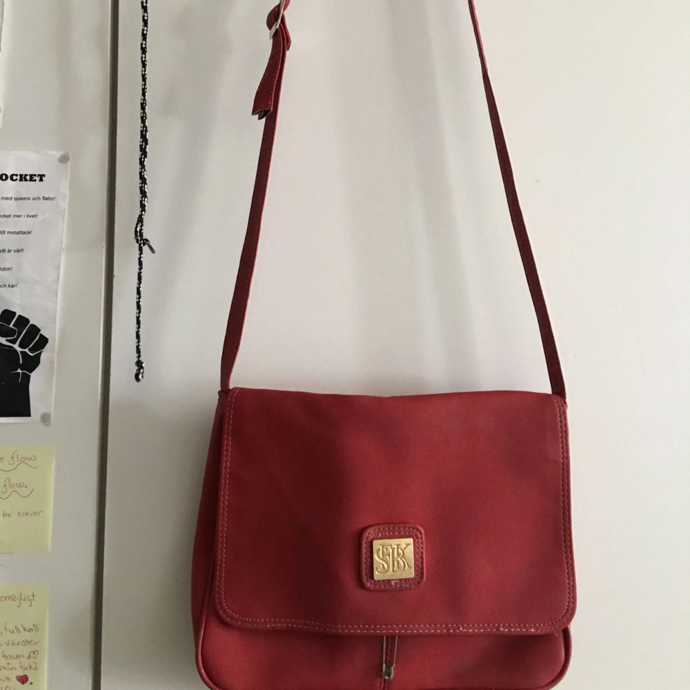Röd väska det går inte att knäppa väskan så det är det till händiga personen att fixa till väskan och det finns en säkerhetsnål till. Annars är väskan i bra skick. Frakt till kommer. . Väskor.