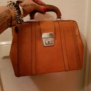 Superfin vintage handväska i skinn, Väldigt bra skick! Inga skavanker alls! :) 