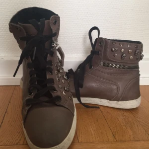  - Urban project sko med döskallar på i storlek 38. Är i gott skick och helt nya har i princip aldrig använt dom. Nypris ca 400+