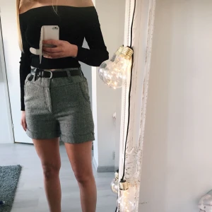  - Rutiga shorts i storlek M. Jag som har S har haft dom med skärp i midjan och då passar de. Skulle nog passa S-L, beroende på hur man vill att de ska sitta. Pris inklusive frakt