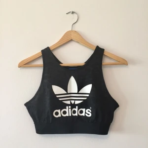  - Oanvänd cropped top från Adidas. Storlek 38.