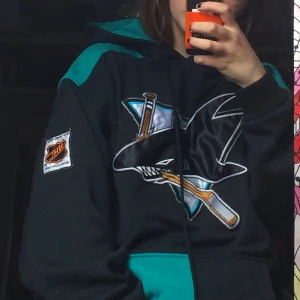  - Hoodie med hockeytryck köpt i Berlin. Jag är S och hoodien sitter najs på mig om jag viker upp den. Bra skick!